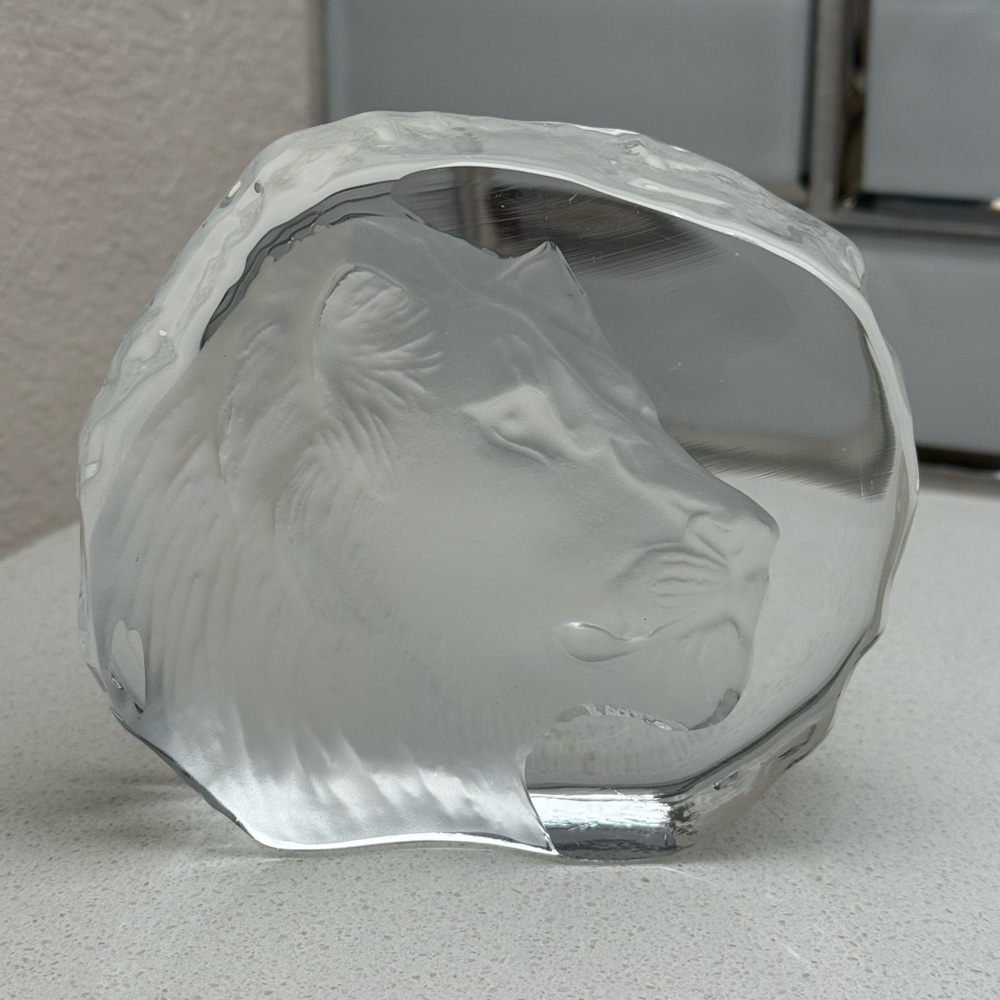 Vintage Crystal Etched Glass Lion Head Heavy Paper Weight - Picture 4 of 12